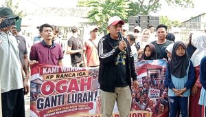 Ratusan Warga Cipayung Geruduk Kediaman H. Ajan Desak Maju Pilkades Ratusan Warga Cipayung Geruduk Kediaman H. Ajan Desak Maju Pilkades