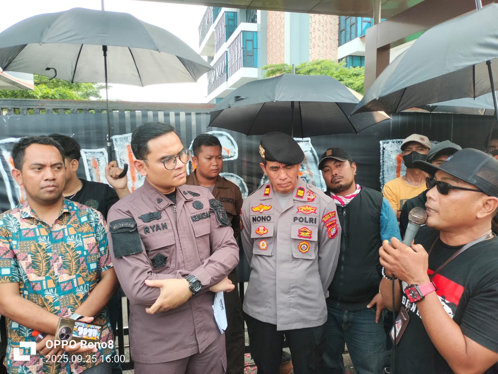 Keterangan foto : Korupsi Revitalisasi Pasar Bantargebang: Kejari Isyaratkan Tersangka Baru, Ketua DPC TRINUSA Mandor Baya Desak Kejar Aktor Intelektual