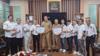 Panitia HPN Bekasi Raya 2026 Serahkan Piagam Penghargaan dan Laporan Kegiatan