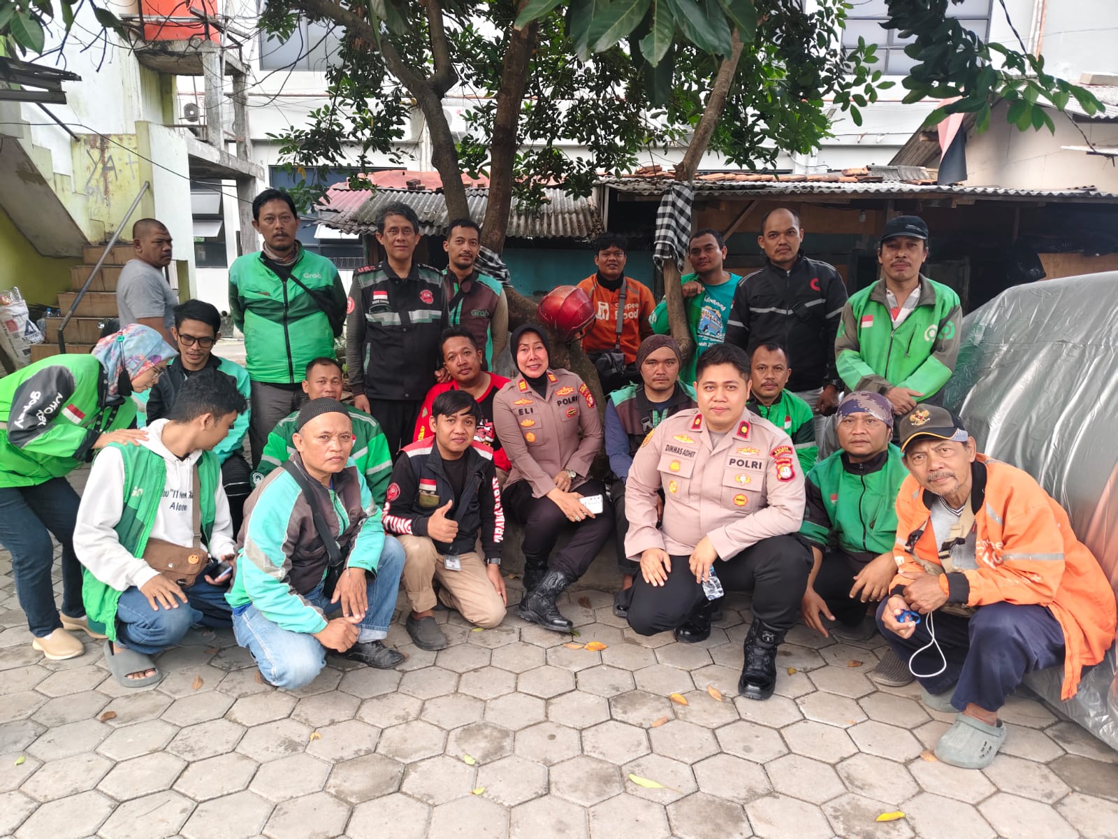 Driver Ojol Cibitung-Cikarang Barat Terima Bantuan Beras dari Polsek Cikarang Barat