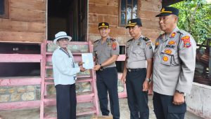 Jelang HUT Bhayangkara ke-80, Polres Samosir Gelar Anjangsana dan Salurkan Bantuan kepada Warakauri