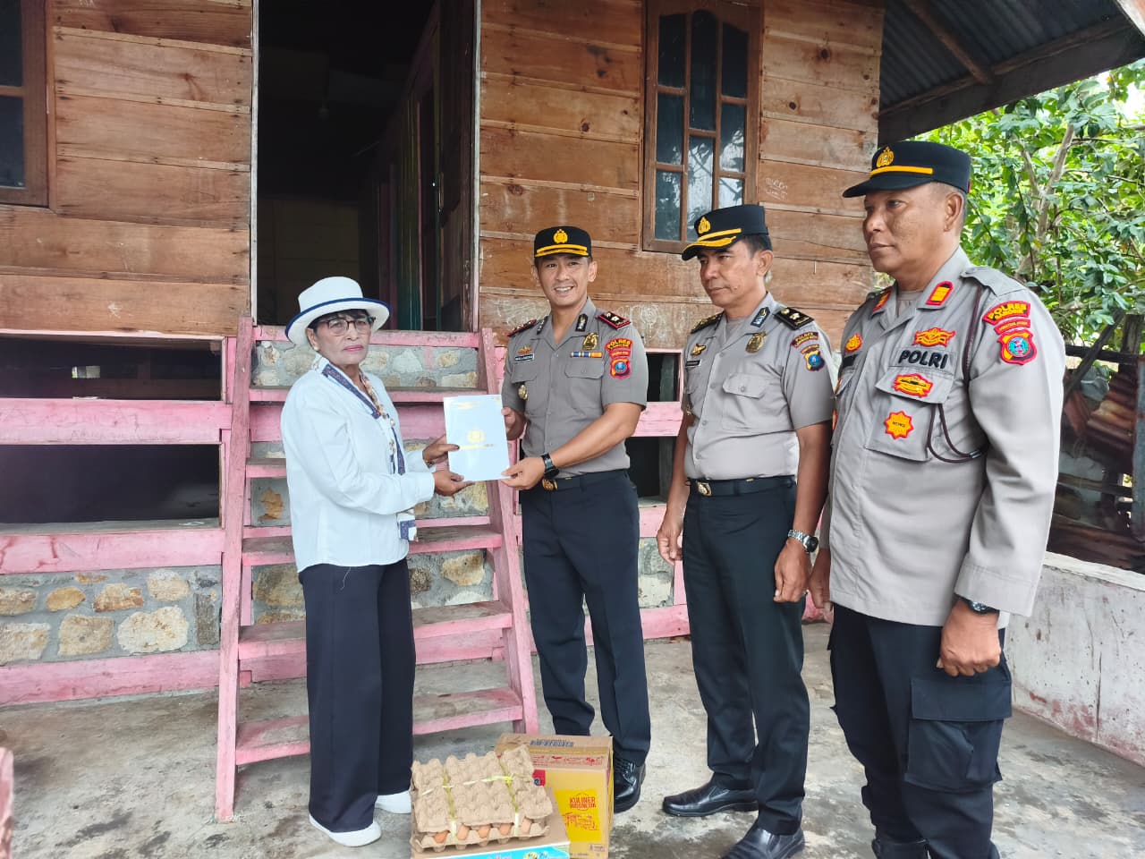 Jelang HUT Bhayangkara ke-80, Polres Samosir Gelar Anjangsana dan Salurkan Bantuan kepada Warakauri