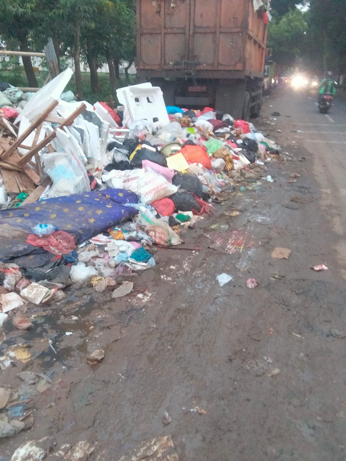 Sampah di TPS Rawajati Pancoran Jaksel Berserakan Keluar Jalan