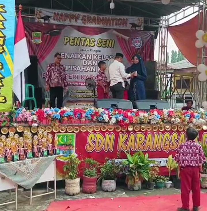 Kades Karangsari Bao Umbara Berikan Santunan dan Apresiasi kepada Guru SDN Karangsari 02