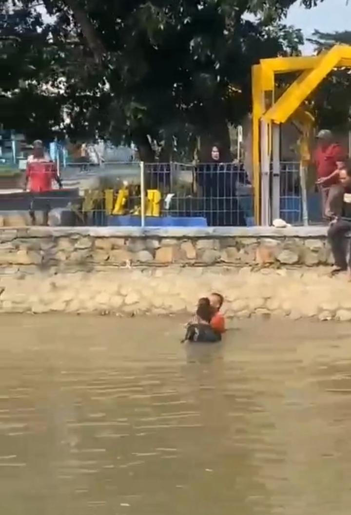 Bocah 8 Tahun Hampir Tenggelam di Sungai SS Srengseng Hilir, Warga Desak Pemasangan Pagar Pembatas di Taman BSA 1 Sukatani
