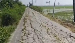 Beton Hancur Jadi Kepingan Tajam, Jalan Perbatasan Sukawijaya–Sukamantri Tiga Tahun Dibiarkan Menjadi Jalur Maut