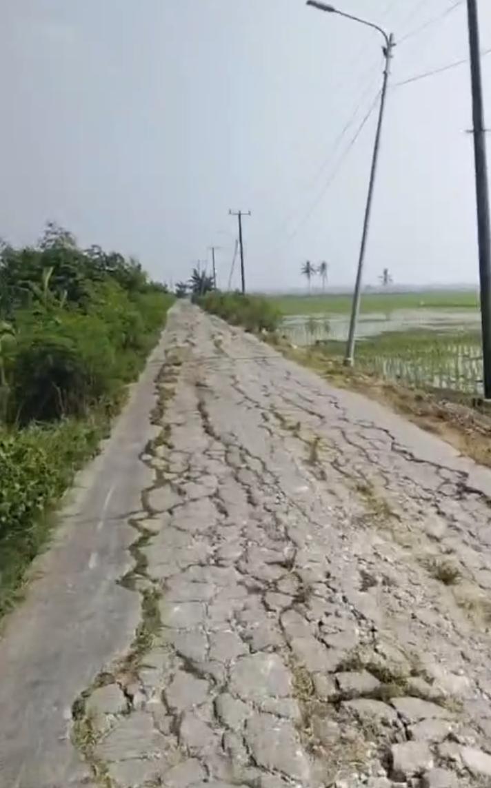 Beton Hancur Jadi Kepingan Tajam, Jalan Perbatasan Sukawijaya–Sukamantri Tiga Tahun Dibiarkan Menjadi Jalur Maut