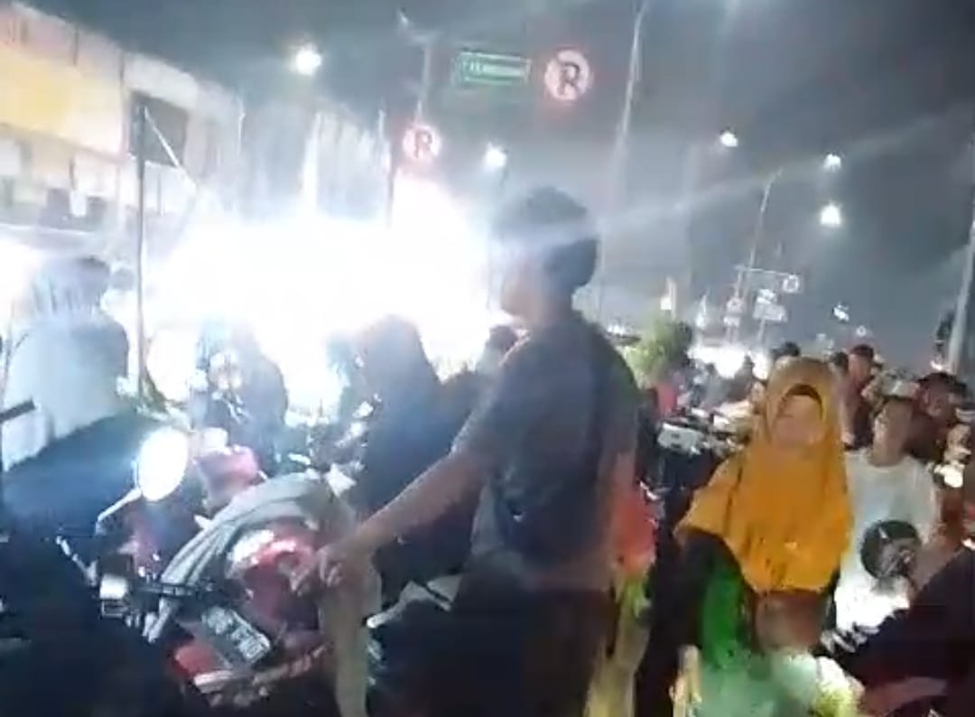 Kemacetan Parah di Depan Bekas Ramayana Cikarang Malam Hari, Warga Desak Tindakan Tegas