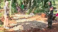 Kades Puri Rahayu dan Babinsa Kompak Turun ke Jalan, Dukung Swadaya Warga Rosong Barat