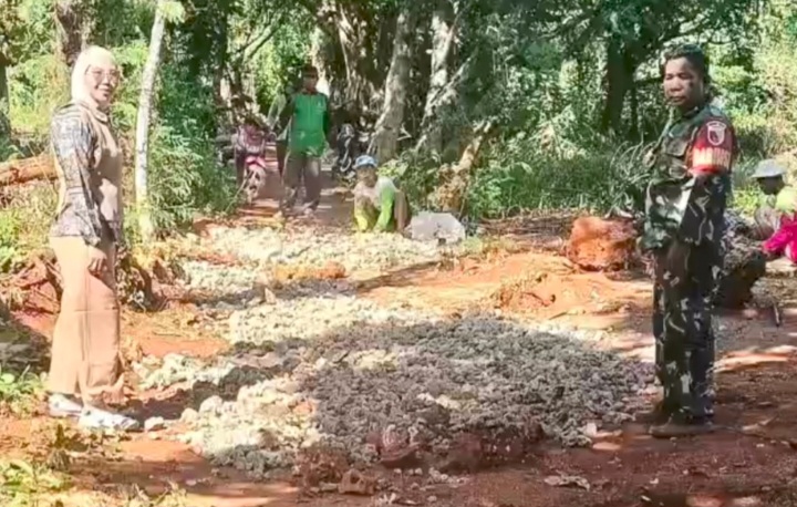 Kades Puri Rahayu dan Babinsa Kompak Turun ke Jalan, Dukung Swadaya Warga Rosong Barat