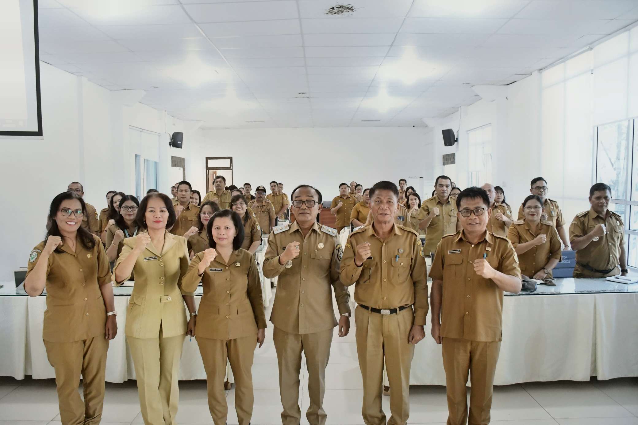 Pemkab Samosir Perkuat Strategi Percepatan Pemeriksaan Kesehatan Gratis (PKG) 1 Keterangan foto : Pemerintah Kabupaten Samosir melalui Dinas Kesehatan menggelar Rapat Evaluasi Capaian Pelaksanaan serta Penggalangan Strategi dalam Peningkatan Capaian Pemeriksaan Kesehatan Gratis (PKG) yang digelar di Aula Kantor Bupati Samosir, Selasa (30/06/2026).