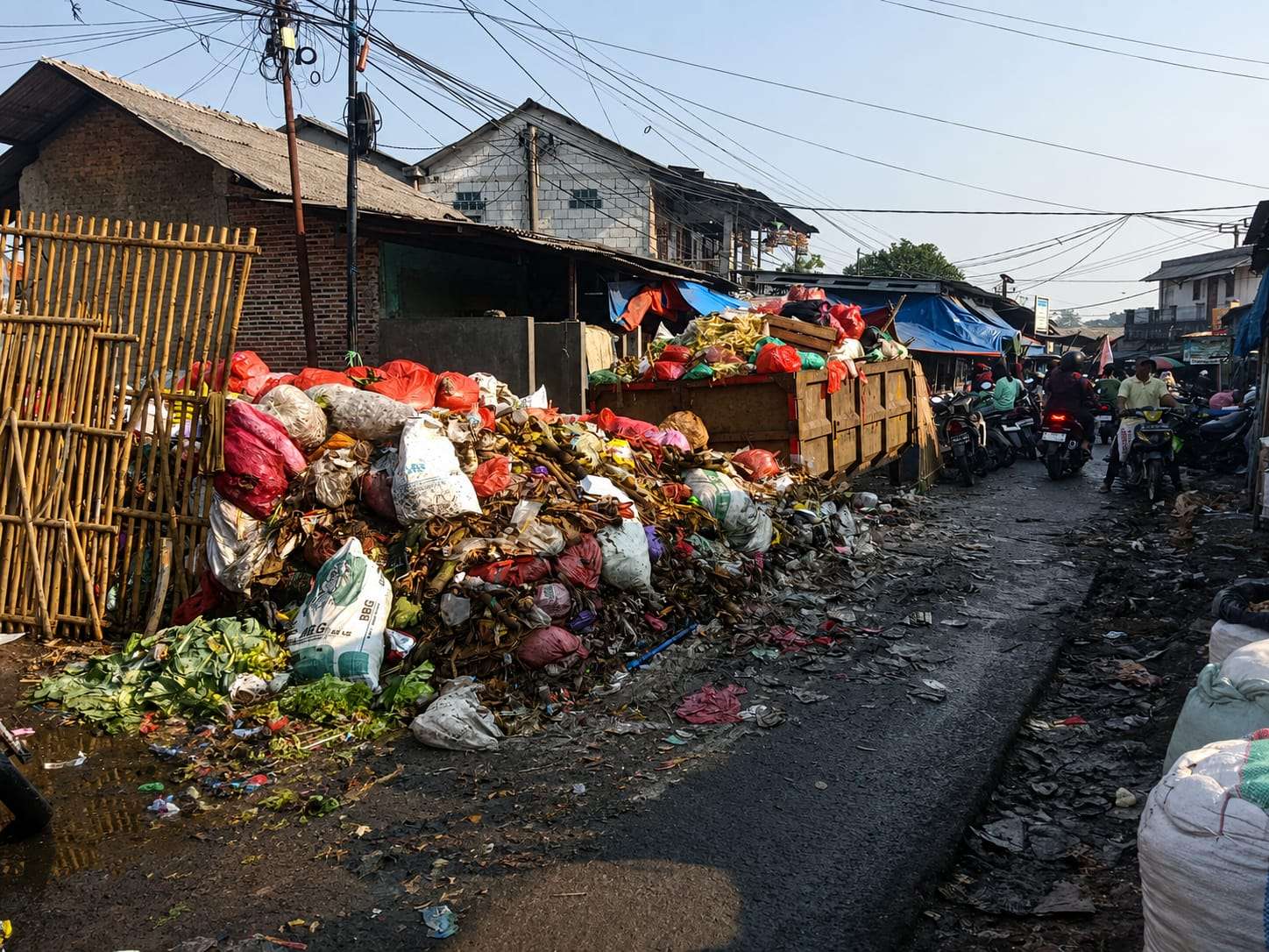 Sampah Kembali Menumpuk di Pasar Cikande, Warga Soroti Kinerja Mantri Pasar dan Kepala UPT 1 Keterangan foto : Tumpukan sampah kembali menggunung di area Pasar Banjarsari, Kecamatan Cikande, Kabupaten Serang, Banten. Sabtu (12/07/2026 ).