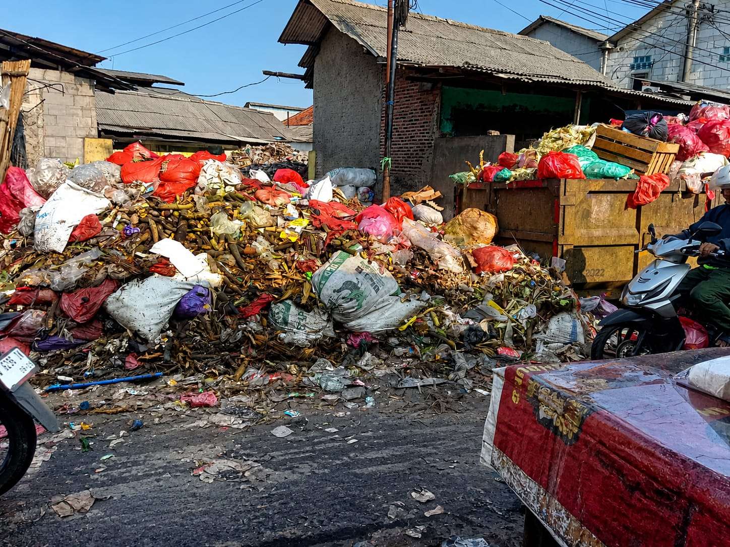 Sampah Kembali Menumpuk di Pasar Cikande, Warga Soroti Kinerja Mantri Pasar dan Kepala UPT