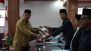 Pemkab Taput Sampaikan Nota Jawaban Bupati atas Pendapat Bapemperda dan Pemandangan Umum Fraksi-fraksi DPRD Pemkab Taput Sampaikan Nota Jawaban Bupati atas Pendapat Bapemperda dan Pemandangan Umum Fraksi-fraksi DPRD