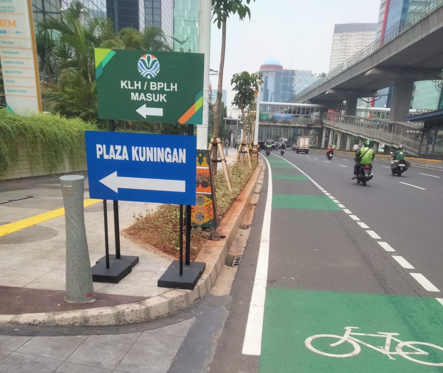 Beda Dengan Lainnya, Plang Nama Gedung Kementerian LH Hanya Gunakan Plang Ukuran Kecil
