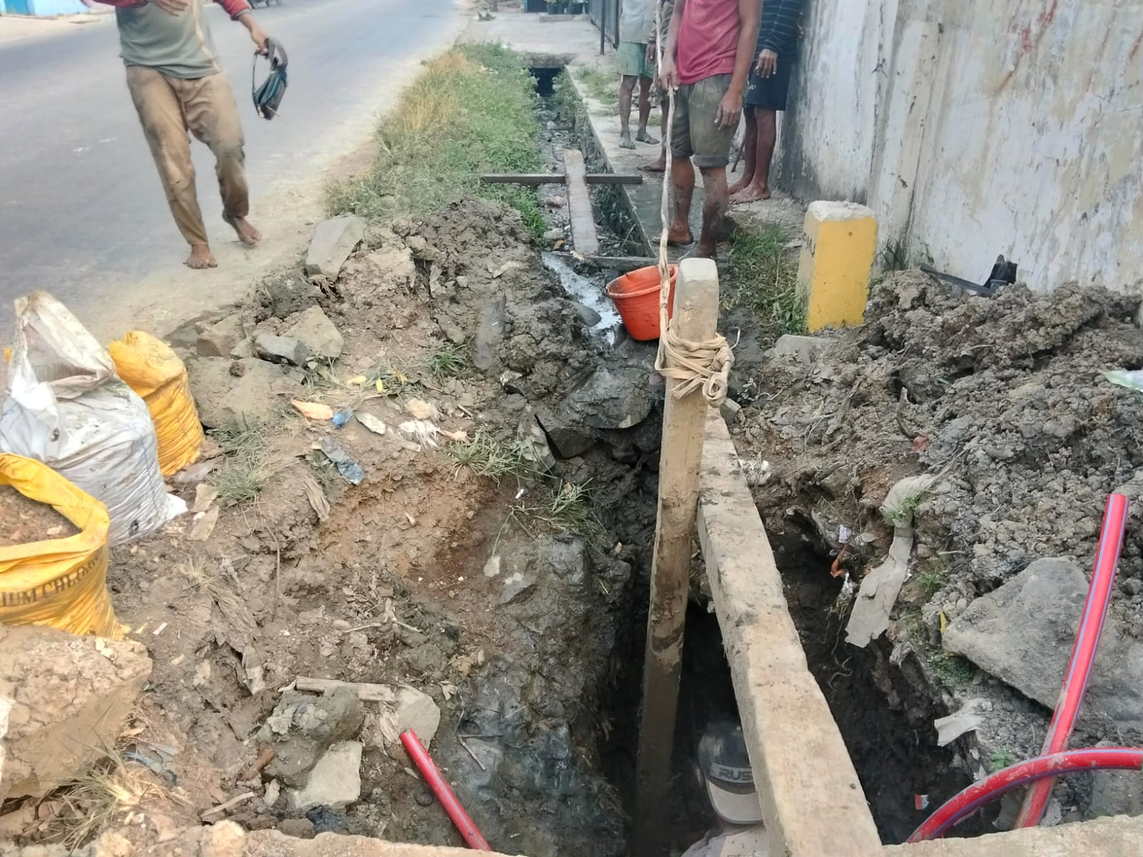 Izin Kedaluwarsa dan Abaikan Keselamatan, Galian Kabel Fiber Optik di Jalan Raya Pilar-Sukatani Tabrak Aturan