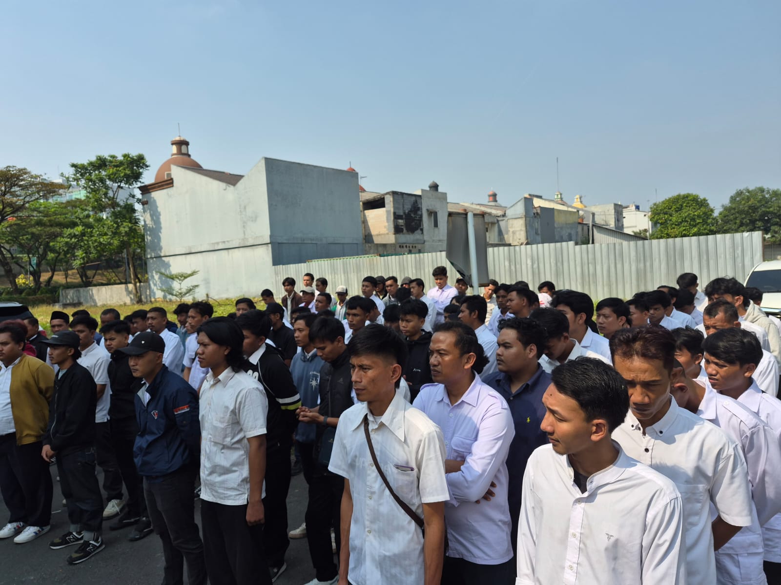 DPC Gerindra Kabupaten Bekasi Lepas 100 Kader untuk Ikuti Diklat 1 Keterangan foto : Dewan Pimpinan Cabang (DPC) Partai Gerindra Kabupaten Bekasi resmi melepas 100 kader untuk mengikuti Pendidikan dan Pelatihan (Diklat) Kader Laskar di Jatinangor, Sumedang, Jawa Barat.Jumat, 3/72026