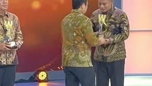 Sukses Capai UHC 99,6 Persen, Pemkab Bekasi Raih Warta Kota Awards 2026