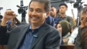 Tok! Roy Suryo Menang Sebagian di Praperadilan, Hakim Nyatakan Penahanan Tidak Sah Tok! Roy Suryo Menang Sebagian di Praperadilan, Hakim Nyatakan Penahanan Tidak Sah