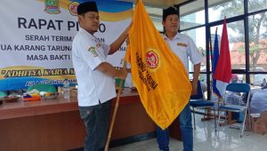 Jelang Pilkades, Nursidik Serahkan Jabatan Ketua Karang Taruna Desa Hegarmanah kepada Wakil Ketua Jelang Pilkades, Nursidik Serahkan Jabatan Ketua Karang Taruna Desa Hegarmanah kepada Wakil Ketua