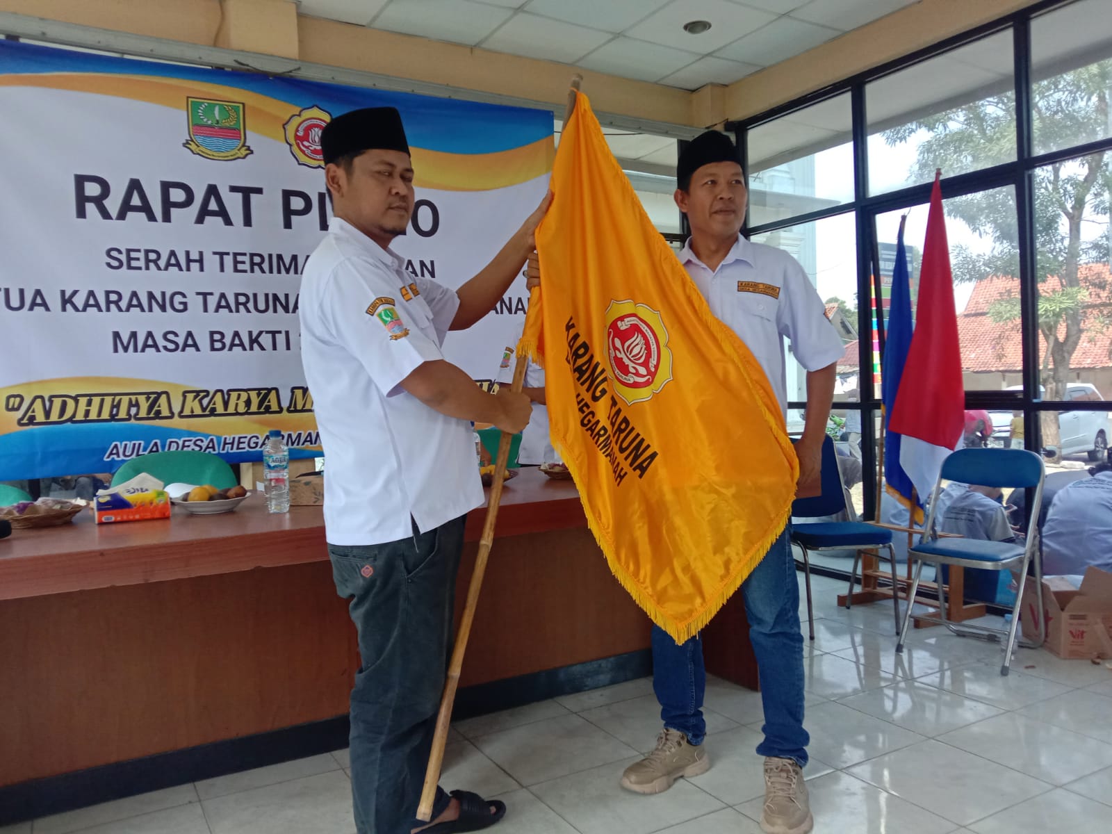 Jelang Pilkades, Nursidik Serahkan Jabatan Ketua Karang Taruna Desa Hegarmanah kepada Wakil Ketua