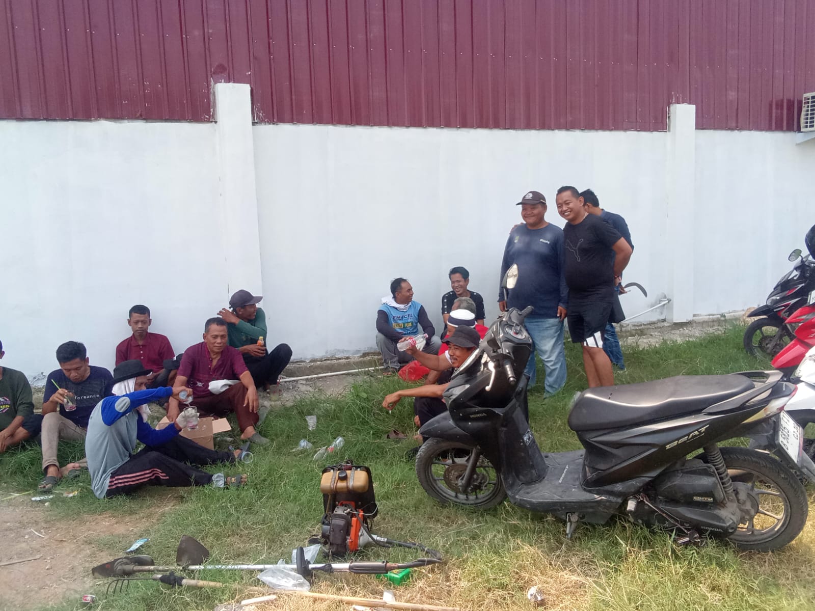 Sambut HUT RI ke-81, Pemdes Karang Rahayu dan Karang Taruna Gelar Kerja Bakti di Lapangan Inpres