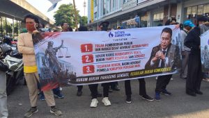 Ratusan Massa Demo Kantor Hotman Paris di Kelapa Gading ? Ratusan Massa Demo Kantor Hotman Paris di Kelapa Gading ?