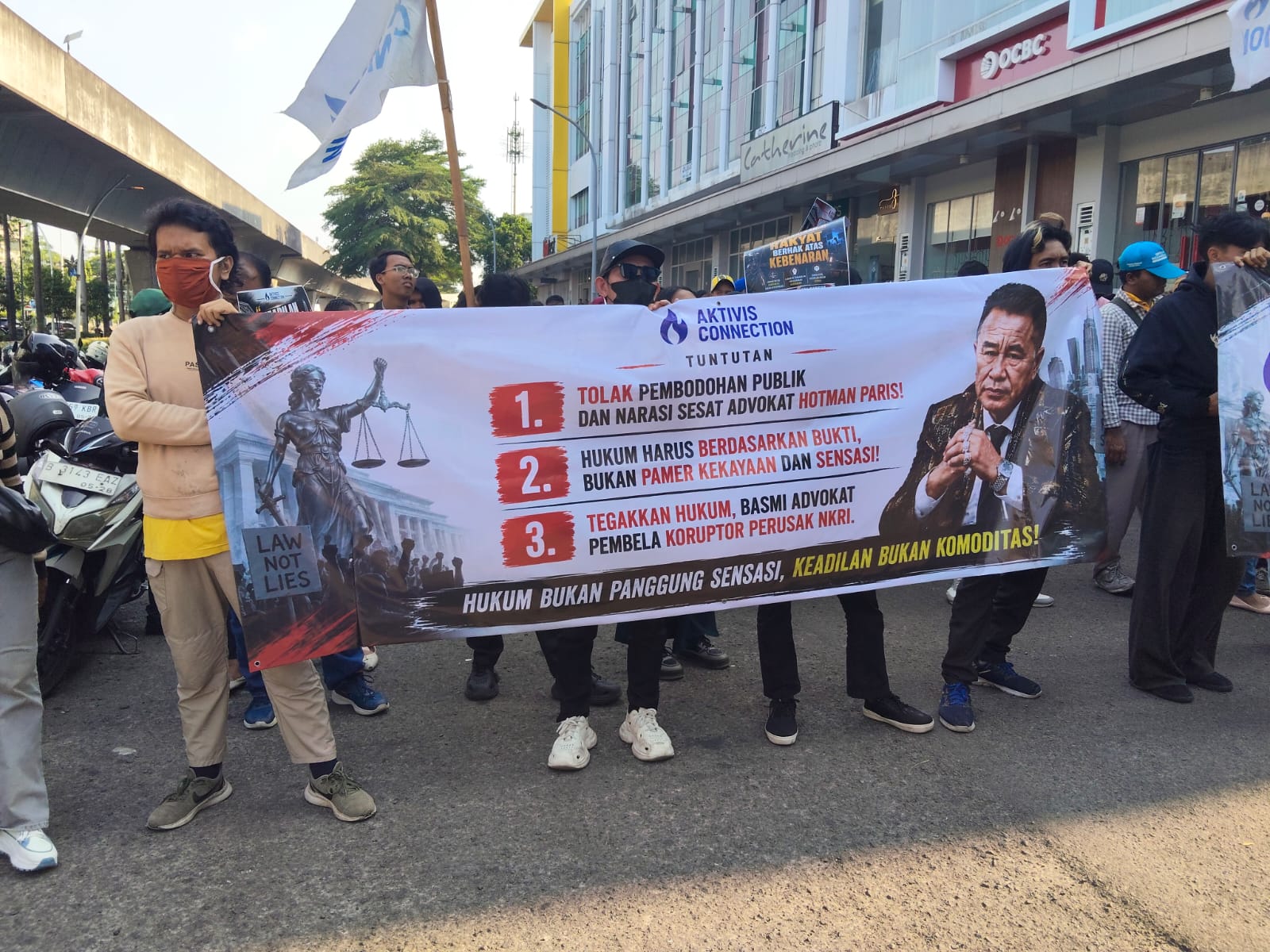 Ratusan Massa Demo Kantor Hotman Paris di Kelapa Gading ?