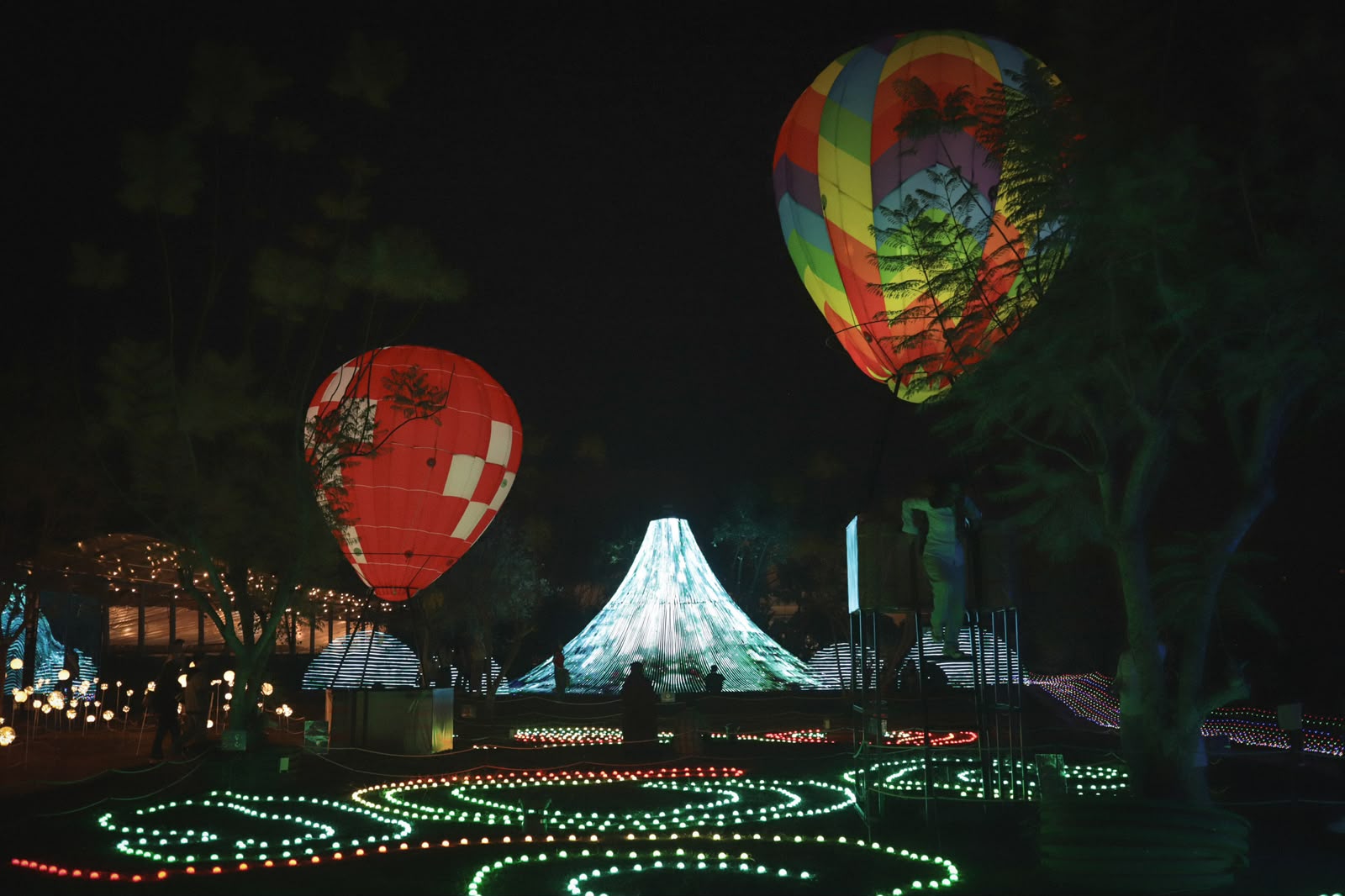 Wisata Malam di Kota Bandung Nikmati Sensasi Taman Bercahaya di Garden Glow