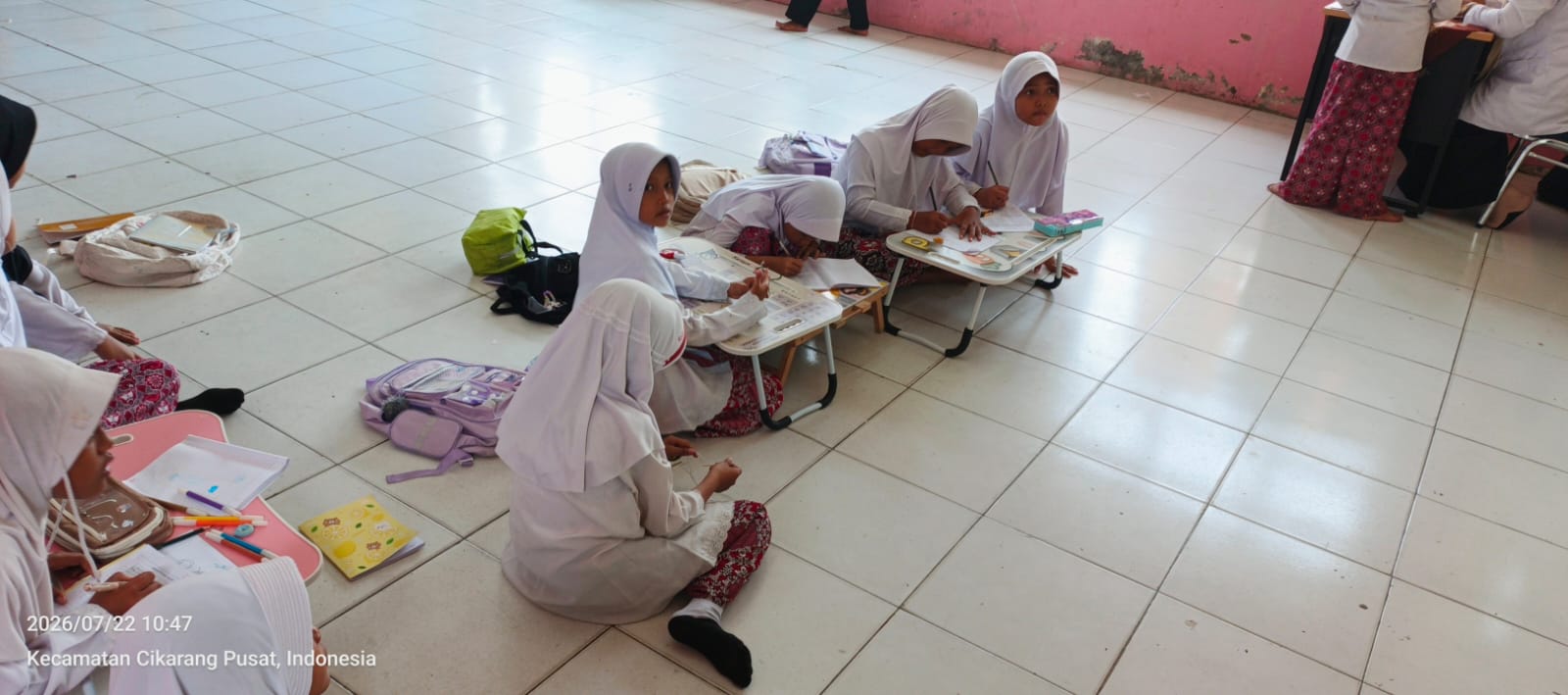 Kekurangan Meja dan Kursi Siswa SDN Pasir Tanjung 03 Terpaksa Belajar di Lantai 1 Keterangan foto : Kekurangan Meja dan Kursi Siswa SDN Pasir Tanjung 03 Terpaksa Belajar di Lantai