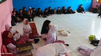Kekurangan Meja dan Kursi Siswa SDN Pasir Tanjung 03 Terpaksa Belajar di Lantai