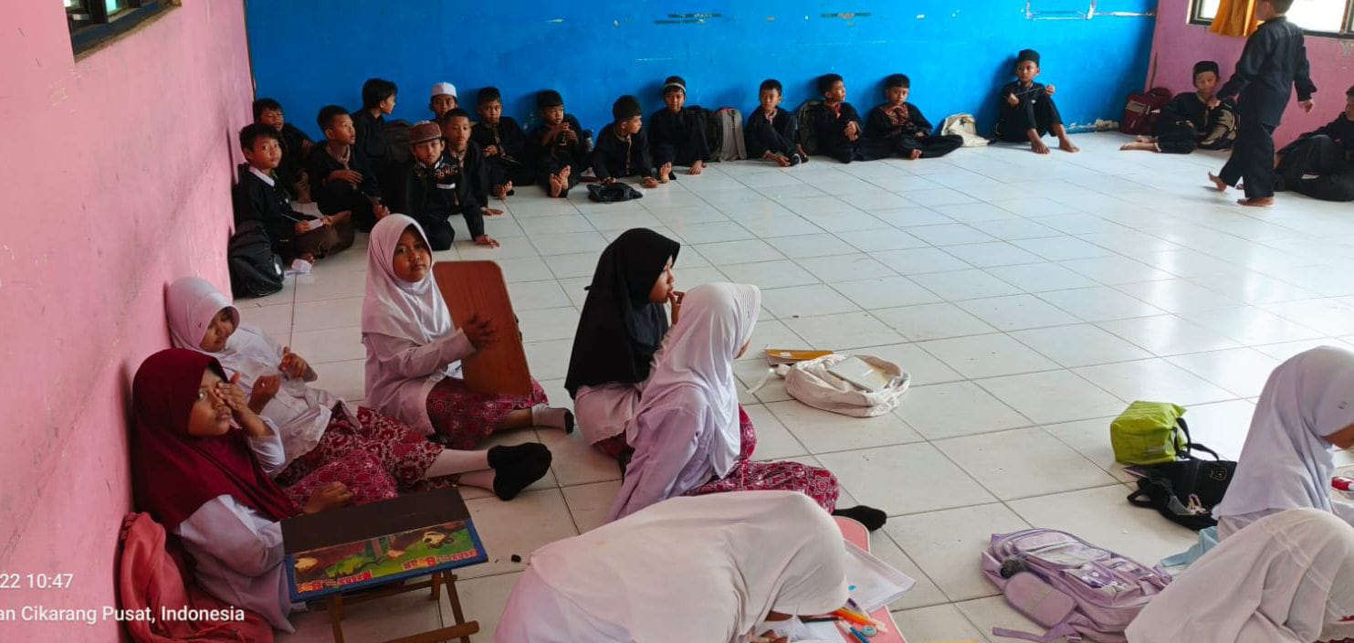 Kekurangan Meja dan Kursi Siswa SDN Pasir Tanjung 03 Terpaksa Belajar di Lantai