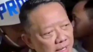 Pakai Batik Tanpa Rompi Tahanan, Eks Jampidsus Sebut Penahanan Dirinya Bentuk Kriminalisasi Pakai Batik Tanpa Rompi Tahanan, Eks Jampidsus Sebut Penahanan Dirinya Bentuk Kriminalisasi