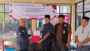 Penyerahan berkas pendaftaran diterima Panitia Pilkades Desa Hegarmanah di Kantor Desa, disaksikan tim pendukung dan sejumlah masyarakat