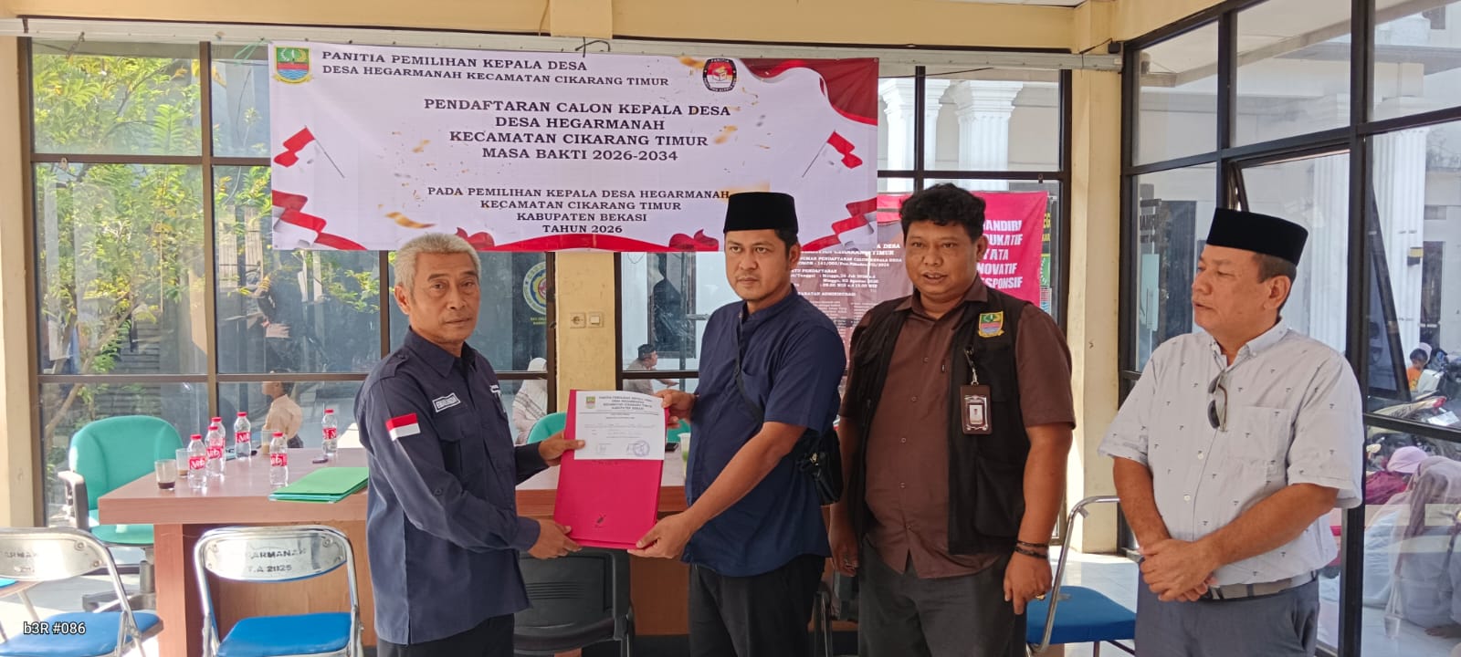 Penyerahan berkas pendaftaran diterima Panitia Pilkades Desa Hegarmanah di Kantor Desa, disaksikan tim pendukung dan sejumlah masyarakat