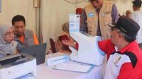 Warga Muaragembong Serbu Program Botram, Urus Adminduk Kini Makin Mudah dan Gratis
