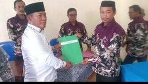 Maju Dua Periode, Petahana Sarim Belut Resmi Daftar Pilkades Karang Satu Diiringi Ribuan Simpatisan