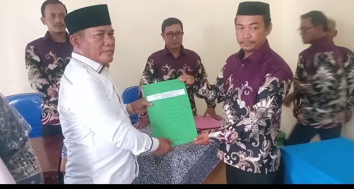 Maju Dua Periode, Petahana Sarim Belut Resmi Daftar Pilkades Karang Satu Diiringi Ribuan Simpatisan