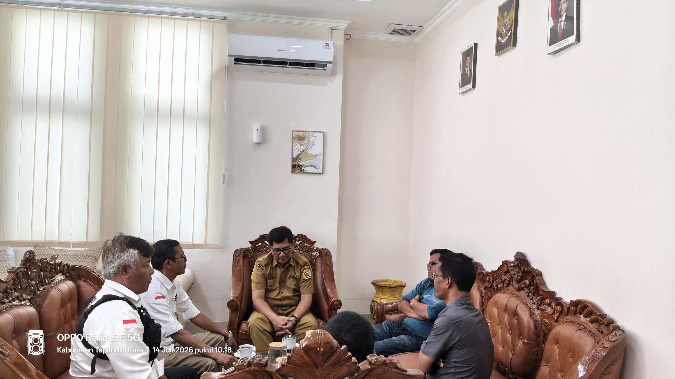 Merajut Silaturahmi di Balik Secangkir Kopi, Sekda Taput Ajak Wartawan Junjung Tinggi Kebenaran