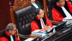 Dinilai Diskriminatif dengan ASN, Aturan Perangkat Desa Wajib Mundur di Pilkades Digugat ke MK Dinilai Diskriminatif dengan ASN, Aturan Perangkat Desa Wajib Mundur di Pilkades Digugat ke MK