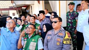 Sinergi Aparat dan Pemerintah Sukseskan Kunjungan Menko Pangan di Bondowoso, 350 Warga Terima Bantuan Beras Sinergi Aparat dan Pemerintah Sukseskan Kunjungan Menko Pangan di Bondowoso, 350 Warga Terima Bantuan Beras
