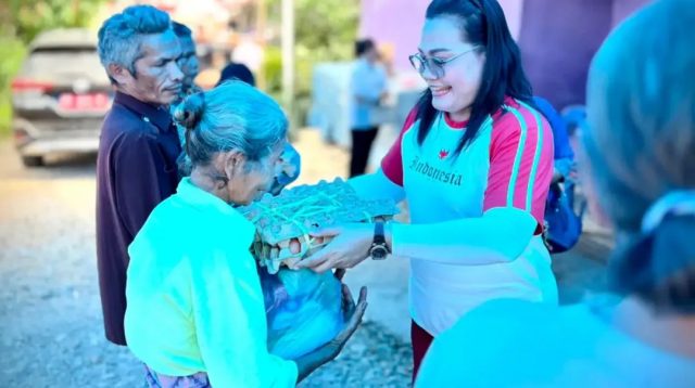 Pemkab Taput Salurkan 40 Paket Bantuan Permakanan bagi Warga di Adian Koting