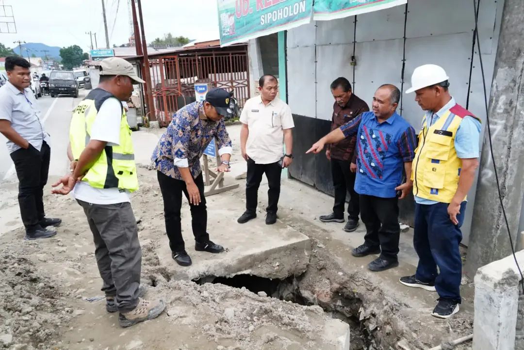 Bupati Taput Tinjau Pembangunan Box Culvert untuk Atasi Banjir di Air Panas Sipoholon