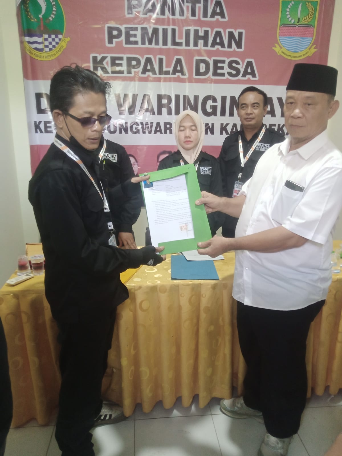 Kawal Petahana, Ribuan Warga Antar Taufik Mendaftar Kembali di Pilkades Waringinjaya