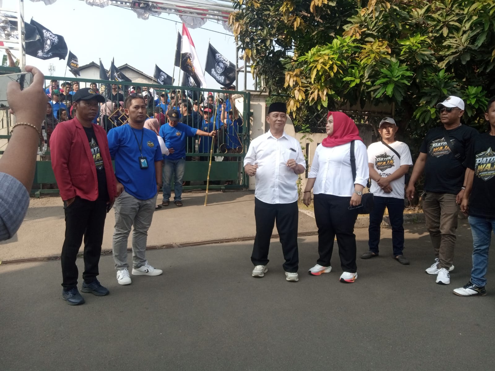Kawal Petahana, Ribuan Warga Antar Taufik Mendaftar Kembali di Pilkades Waringinjaya 1 Keterangan foto : Kawal Petahana, Ribuan Warga Antar Taufik Mendaftar Kembali di Pilkades Waringinjaya Minggu 2/8/2026.