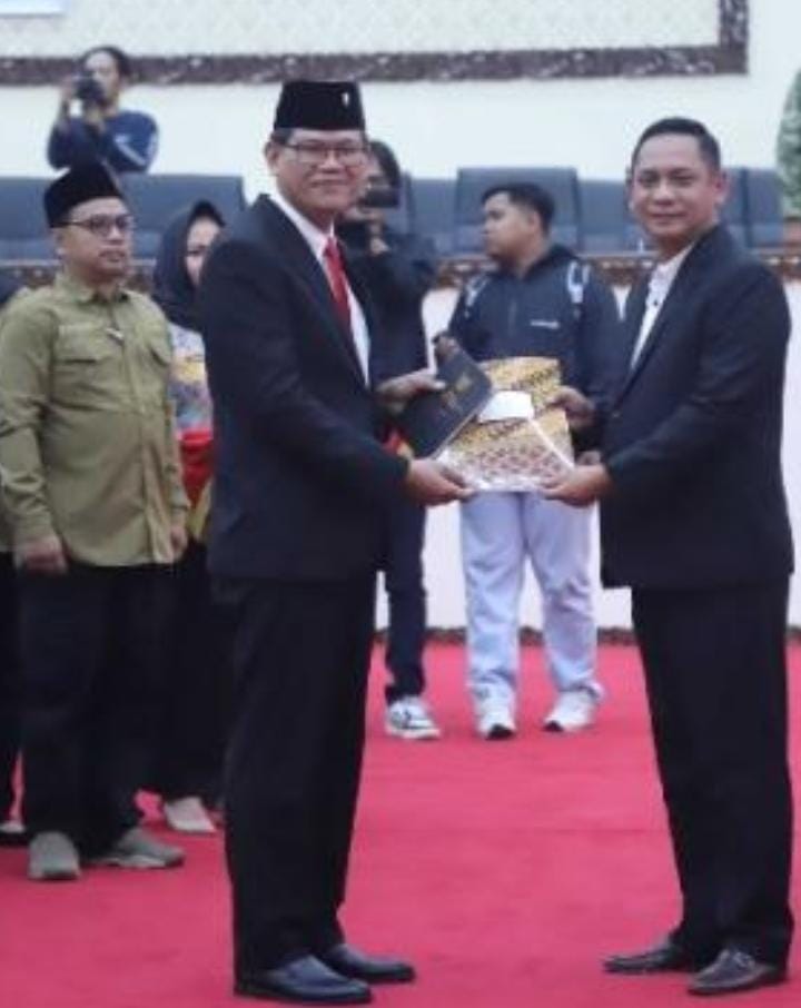 Gantikan Soleman, dr. Ferry Sirait Resmi Ucap Sumpah Jabatan PAW DPRD Kabupaten Bekasi