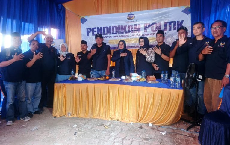 NasDem Kabupaten Bekasi Perkuat Akar Rumput di Kedungwaringin, Siti Qomariah: DPRt Ujung Tombak Kemenangan 1 Keterangan foto : Dewan Pimpinan Daerah (DPD) Partai NasDem Kabupaten Bekasi menggelar acara Pendidikan Politik dan Verifikasi Faktual Dewan Pimpinan Ranting (DPRt) di Desa Bojongsari, Kecamatan Kedungwaringin, Minggu (02/08/2026).