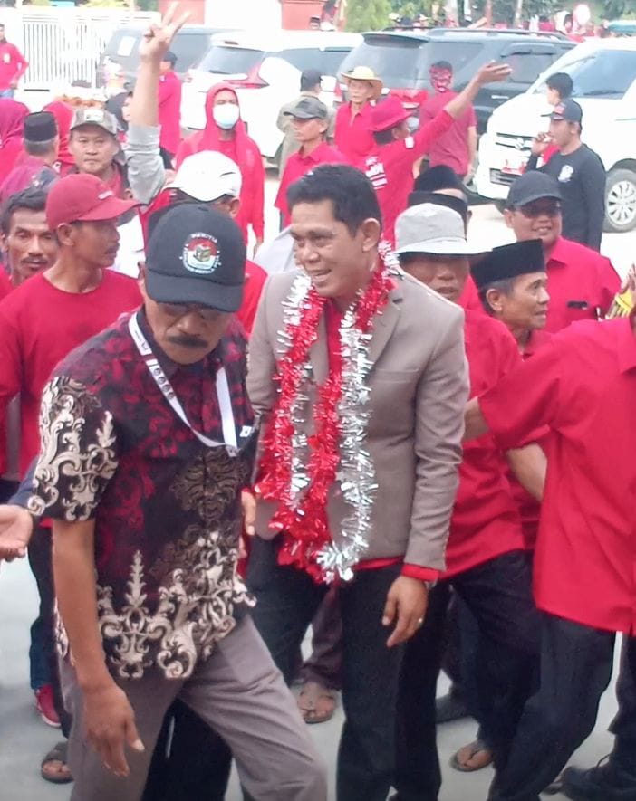 Diiringi 1.500 Simpatisan, Petahana Sumardi Resmi Daftar Pilkades Karang Mukti untuk Periode Kedua