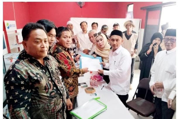 Keterangan foto : Pendaftaran Calon Kades Kedungwaringin H. Ibnu Rusdi secara resmi diterima oleh Panitia Pilkades Kedungwaringin pada Senin, 3 Agustus 2026.
