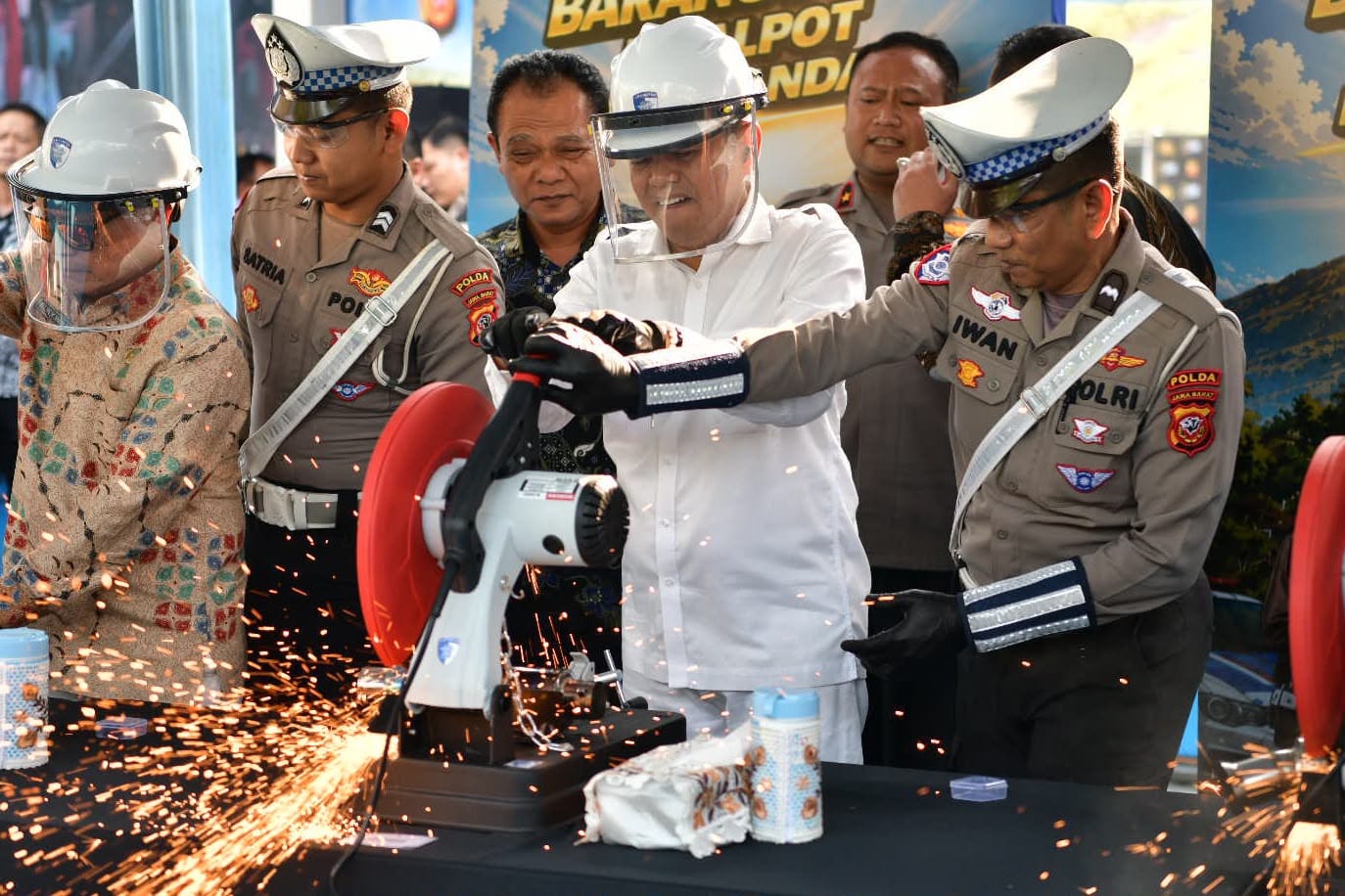 KDM dan Kapolda Jabar Musnahkan Barang Bukti Kejahatan, Termasuk Knalpot Brong dan Tramadol